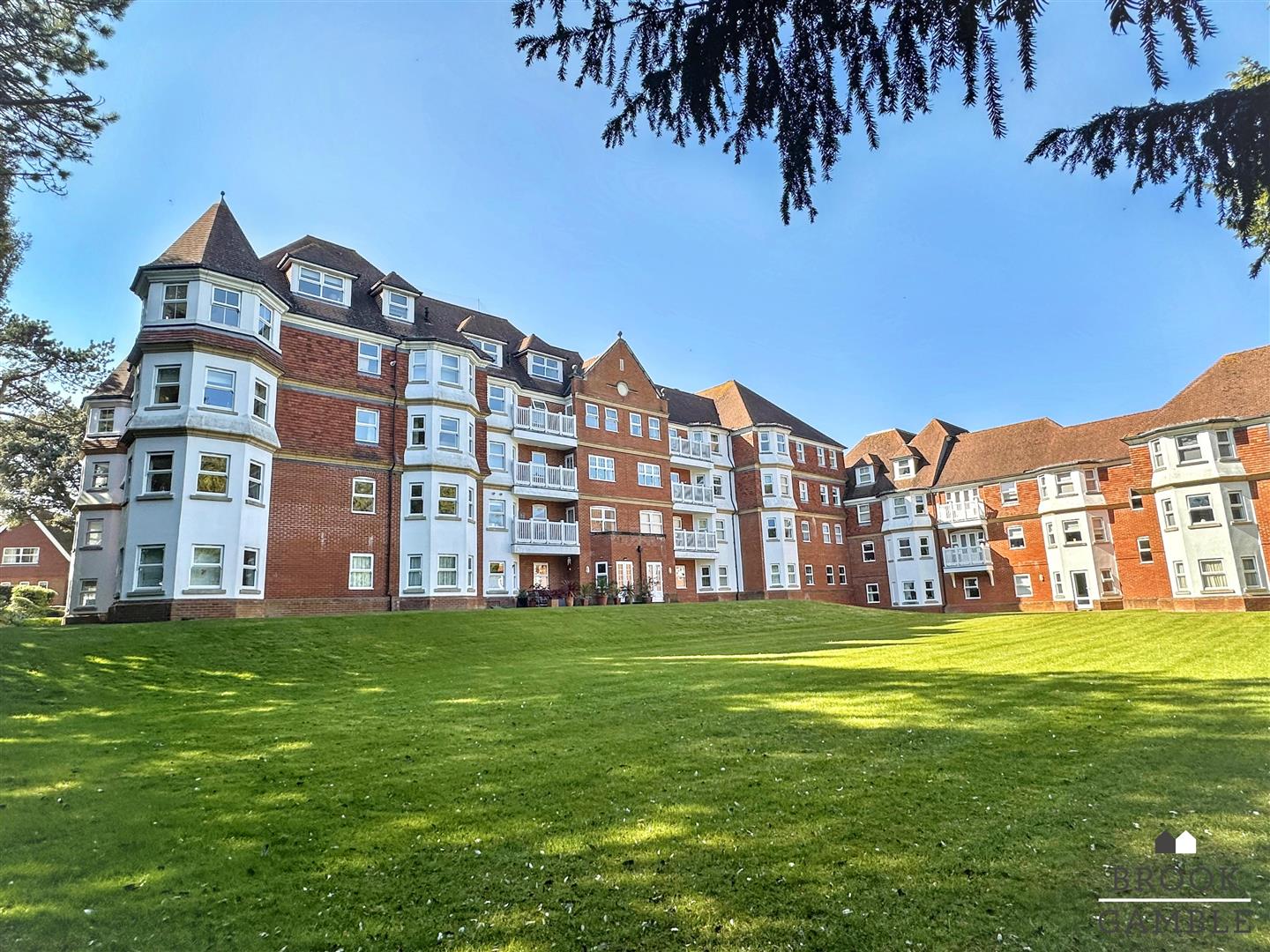 2 Bedroom Flat/Apartment. St. Annes Road in Eastbourne,  13